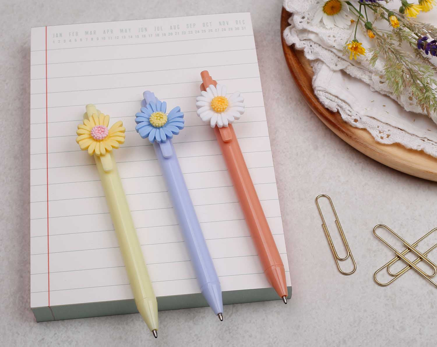 pastel peach pen with ballpoint tip and daisy flower detail